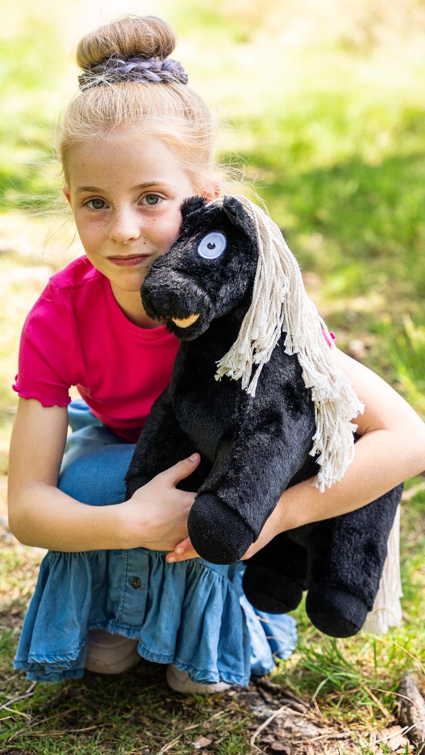 Crafty Pony zwart met witte manen Crafty Pony zwart met witte manen (48 cm). Met Crafty Ponies speel en leer je tegelijk! Het is de leukste en liefste grote paardenknuffel!