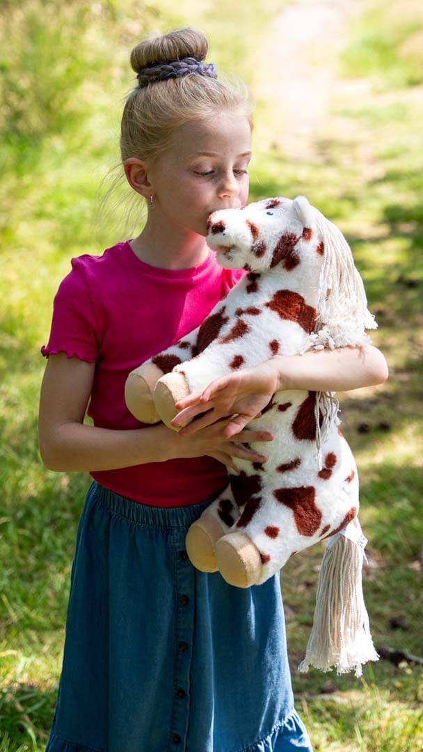 Crafty Pony paarden knuffel bruin bont Crafty Pony paarden knuffel bruin bont (48 cm) met instructie boekje. Met Crafty Ponies speelt en leert je kind tegelijk! Het is de leukste en liefste grote paardenknuffel!
