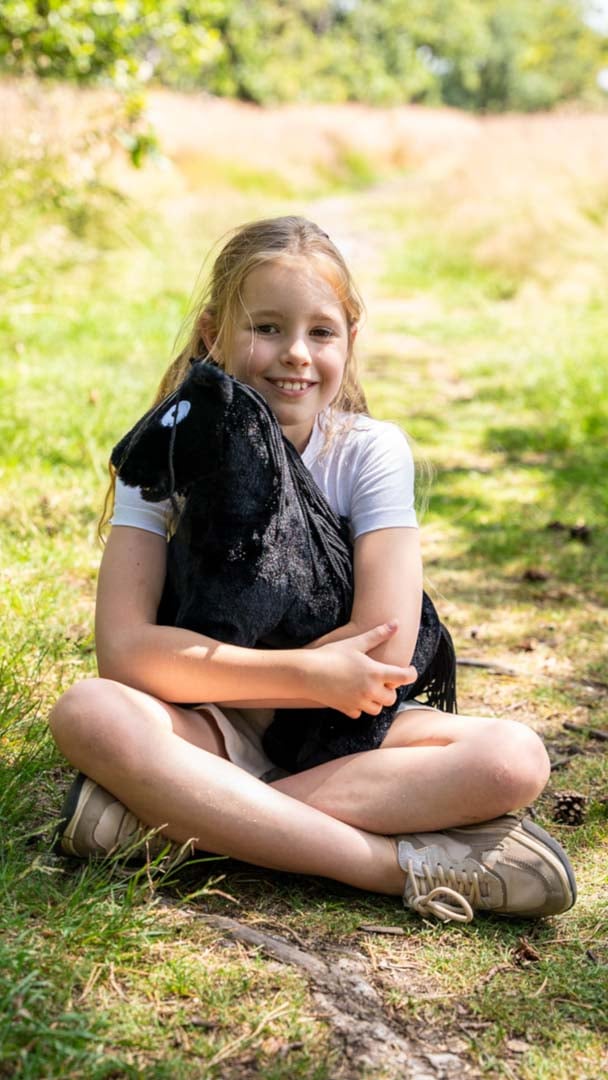 Crafty Pony paarden knuffel zwart met zwarte manen Crafty Pony paarden knuffel zwart met zwarte manen (48 cm) met instructie boekje. Met Crafty Ponies speelt en leert je kind tegelijk! Het is de leukste en liefste grote paardenknuffel!