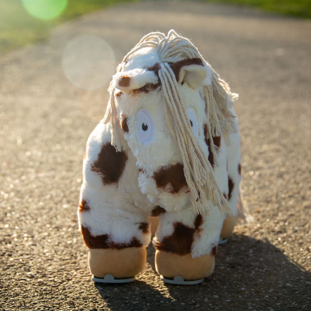 paardenknuffel met hoefijzertjes