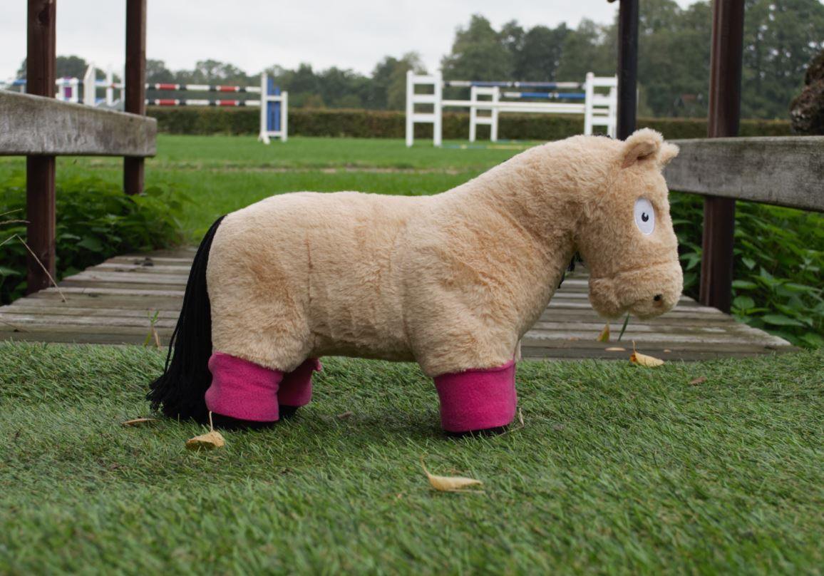 bandages_roze_valk Crafty Pony paardenknuffel bandage roze