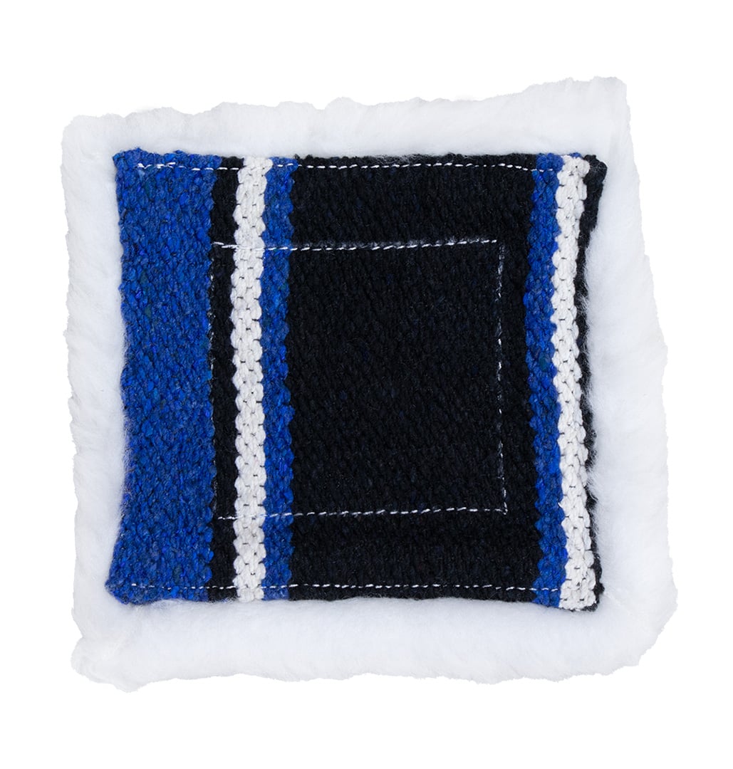 Blauw en zwart western-zadelpad voor speelgoedpony met witte bontrand en decoratieve strepen.