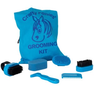 blauwe poetsset voor het zorgen van een stoere Crafty Ponies Paardenknuffel