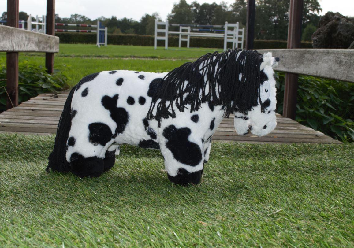 pony_zwart_bont_ca93d7f4-d9b5-4afe-9bae-4e83ce9545b2 Crafty Ponies knuffelpaard zwart bont