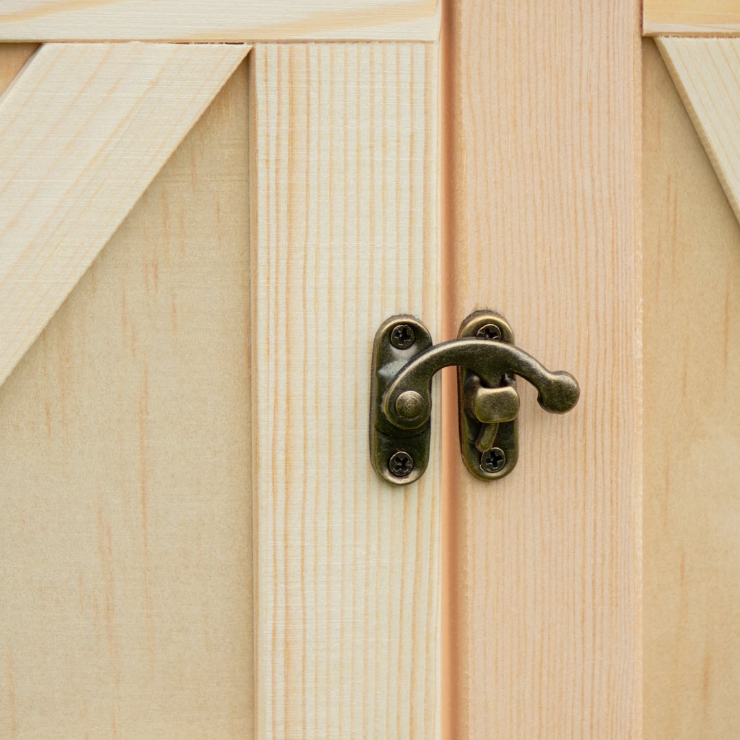 Detail van schuifslot op houten speelgoedstal
