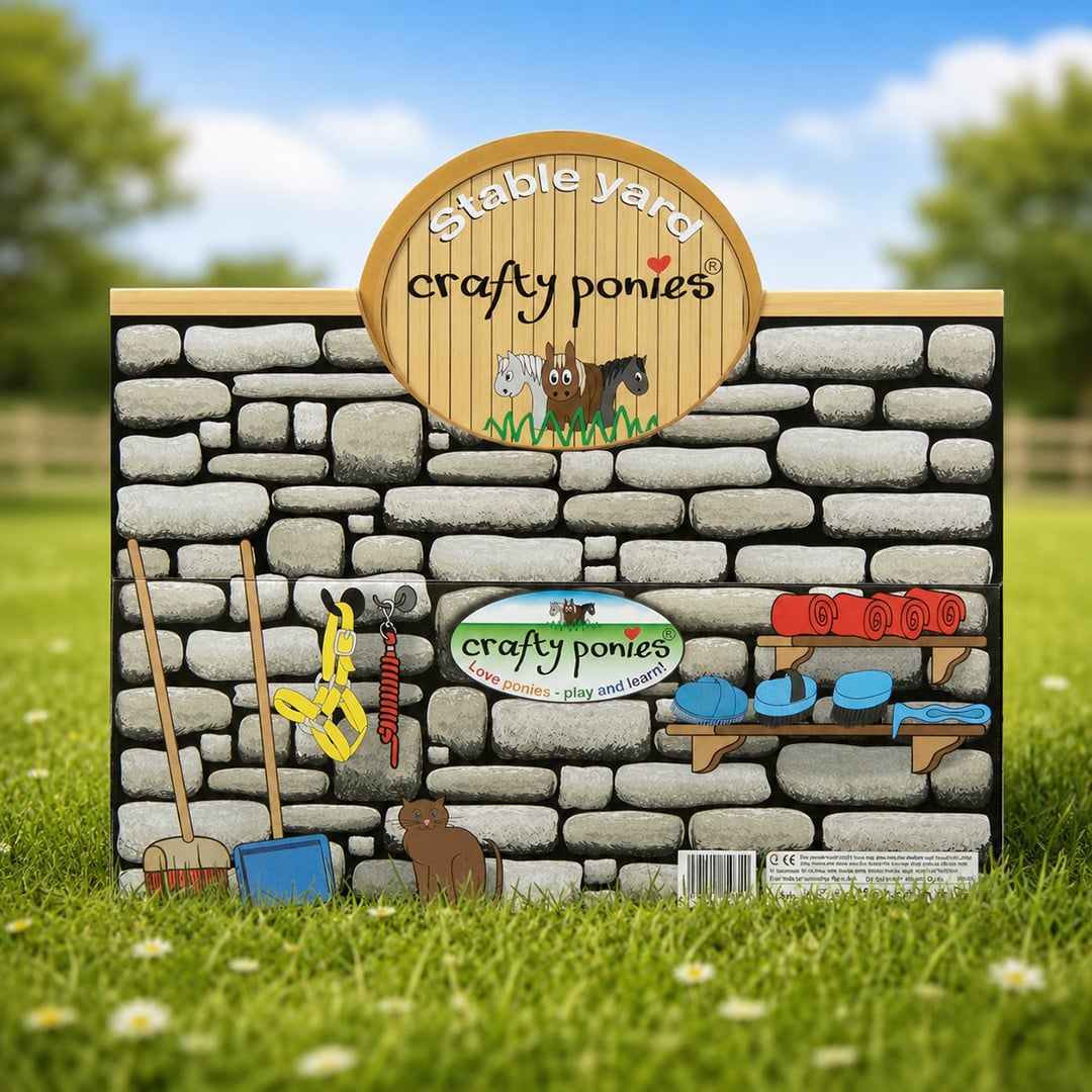 Achterzijde van Crafty Ponies paardenstal speelgoed met borstels, dekens en verzorgingsspullen.
