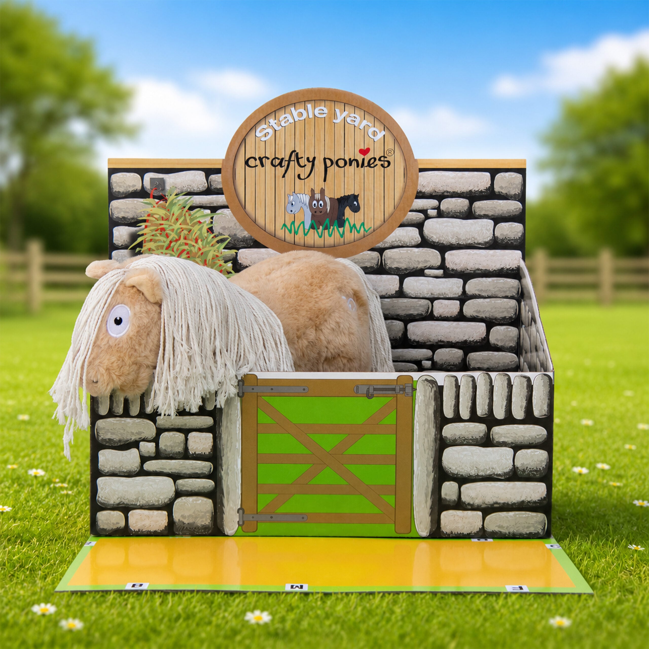 Educatieve speelgoed paardenstal met zachte ponyknuffel van Crafty Ponies.