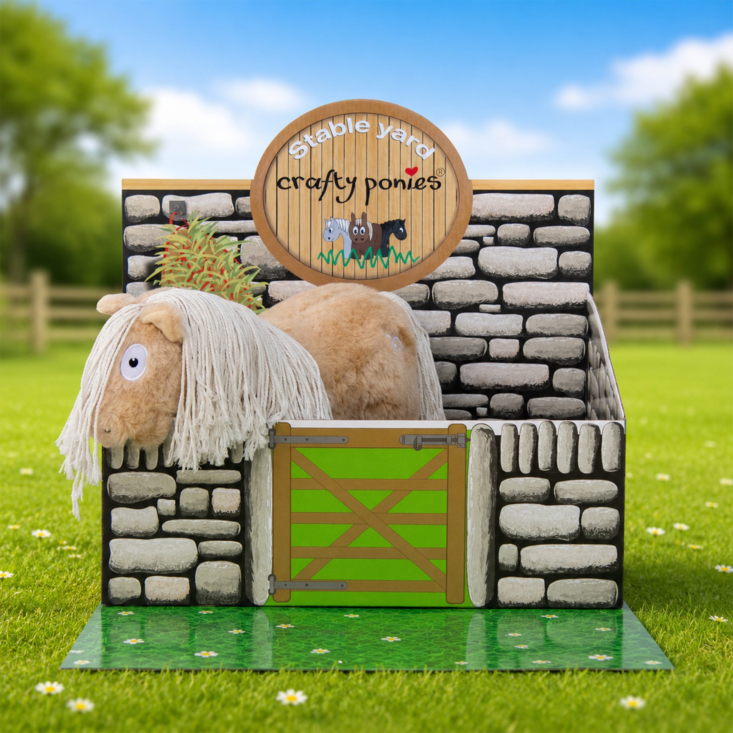 Educatieve paardenknuffel in speelgoedstal met realistische stal- en grasdetails.