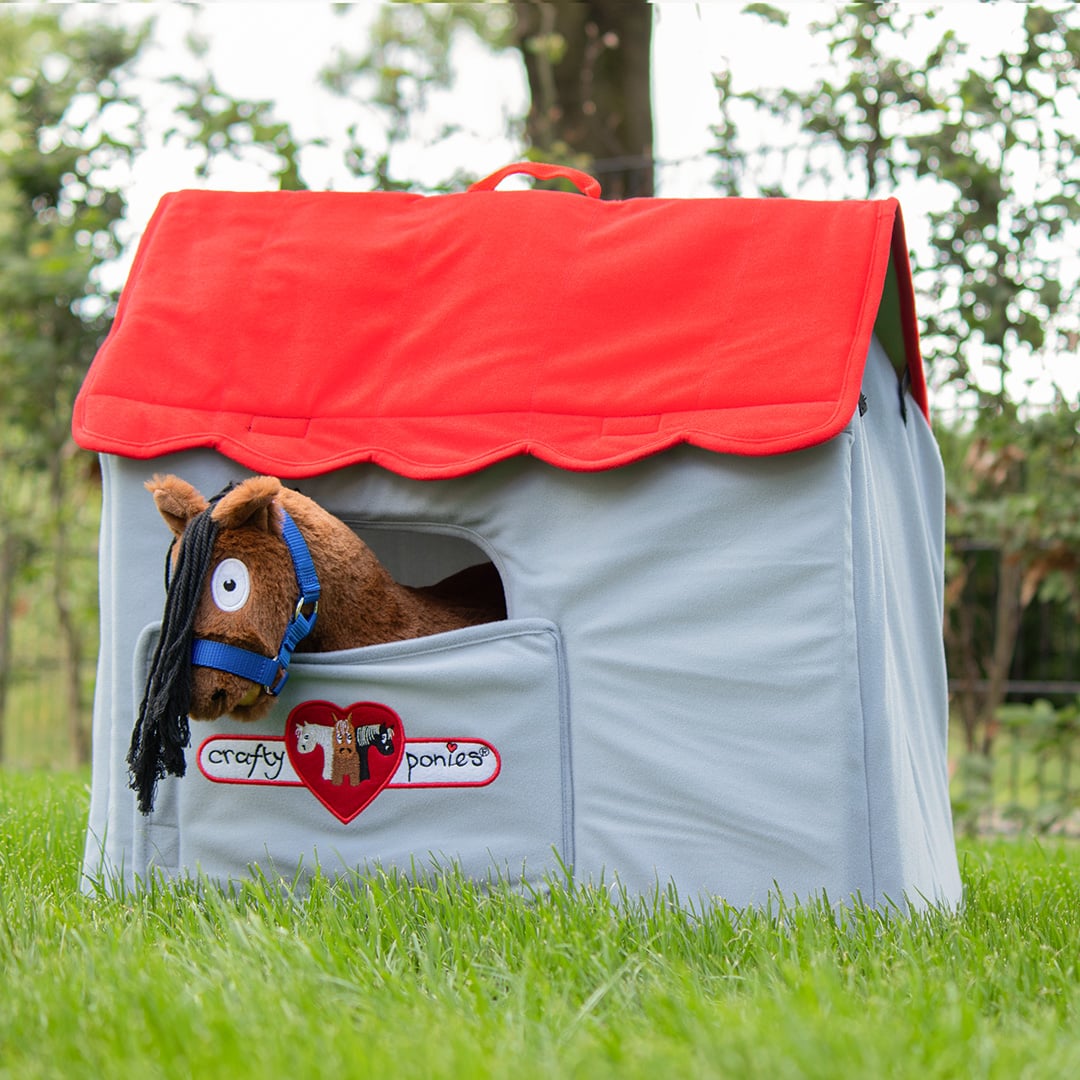Crafty pony staat in zijn mooie nieuwe stoffen stal