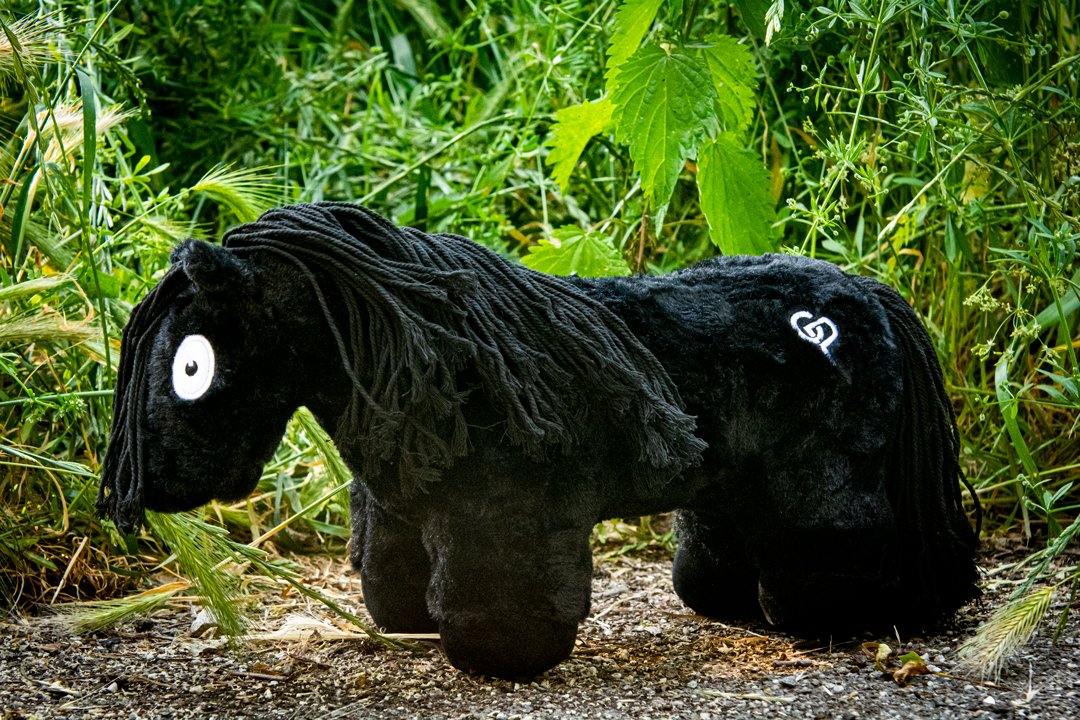 zwartje-2_66c94681-6d2d-41bf-b254-4acda4fe3348 Crafty Pony paarden knuffel zwart met zwarte manen (48 cm) met instructie boekje