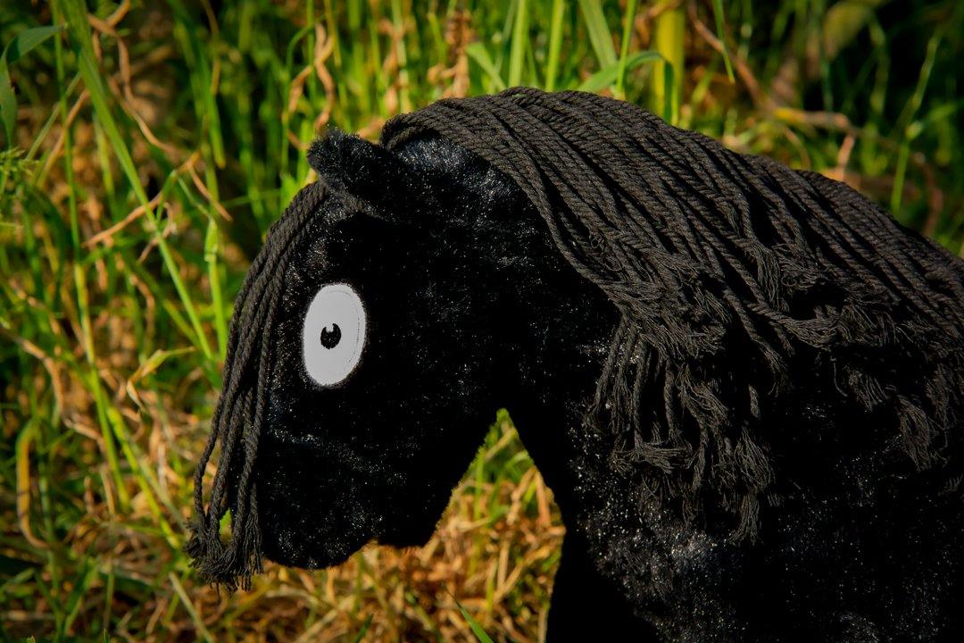 zwartje-5_d678356b-8ed2-4d07-a2ee-4c1b44b2e602 Crafty Pony paarden knuffel zwart met zwarte manen (48 cm) met instructie boekje