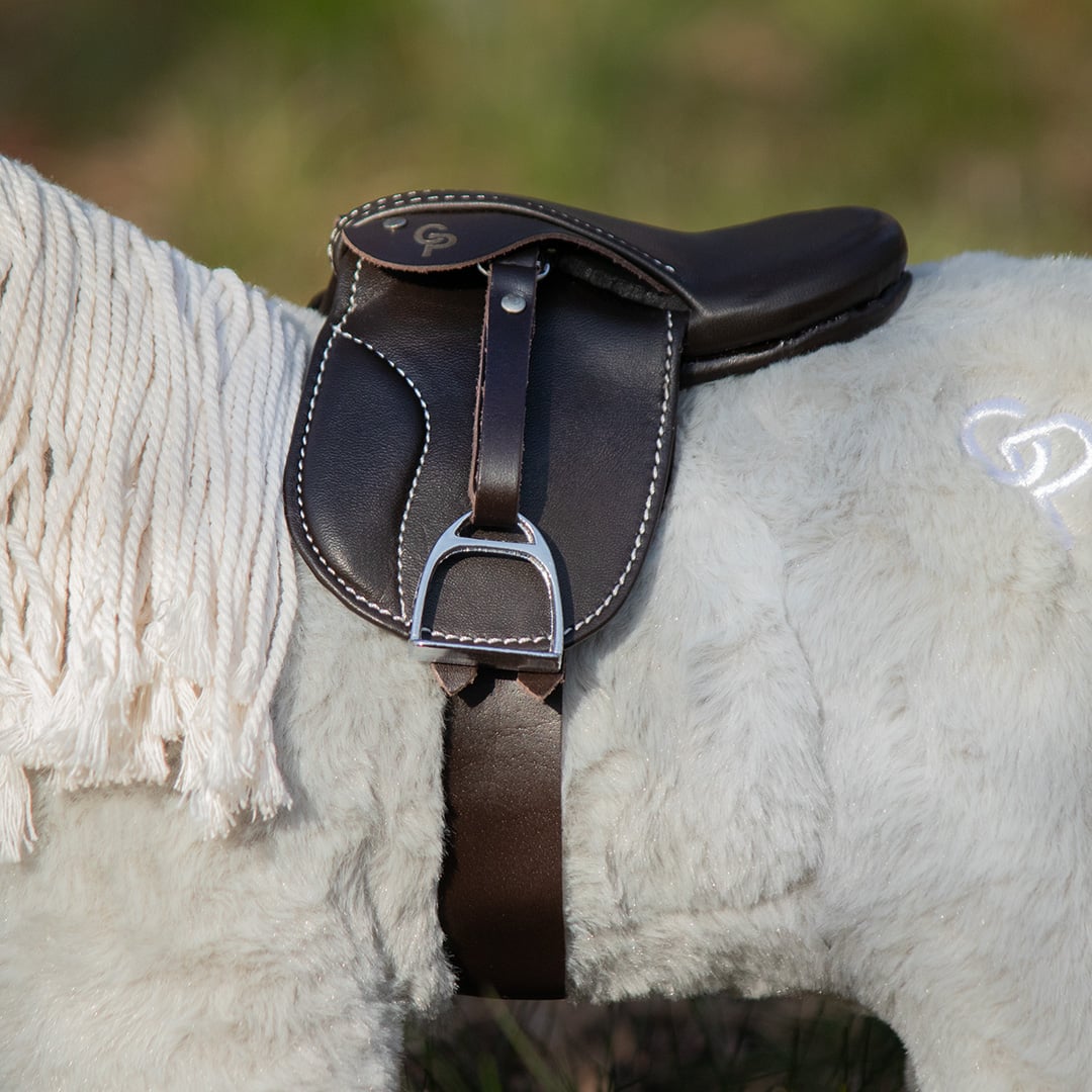 premium zadel op grijze pony klein premium