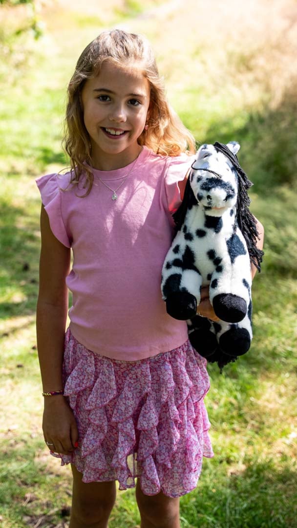 Crafty Pony paarden knuffel zwart bont Crafty Pony paarden knuffel zwart bont (48 cm) met instructie boekje. Met Crafty Ponies speelt en leert je kind tegelijk! Het is de leukste en liefste grote paardenknuffel!
