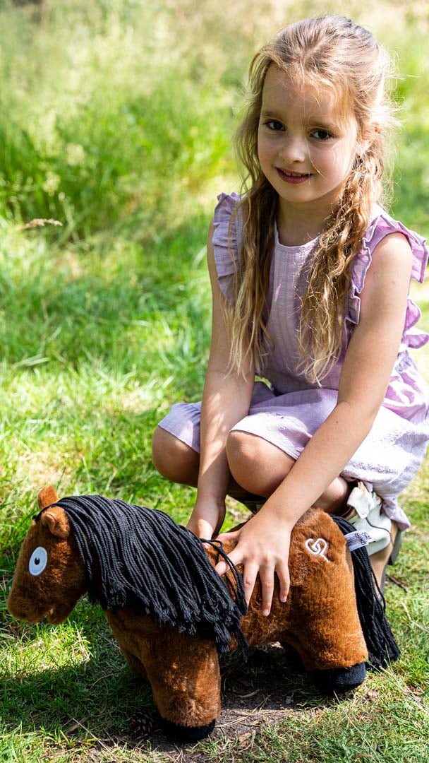 Crafty Pony paarden knuffel bruin met zwarte manen Crafty Pony paarden knuffel bruin met zwarte manen (48 cm) met instructie boekje. Met Crafty Ponies speelt en leert je kind tegelijk! Het is de leukste en liefste grote paardenknuffel!