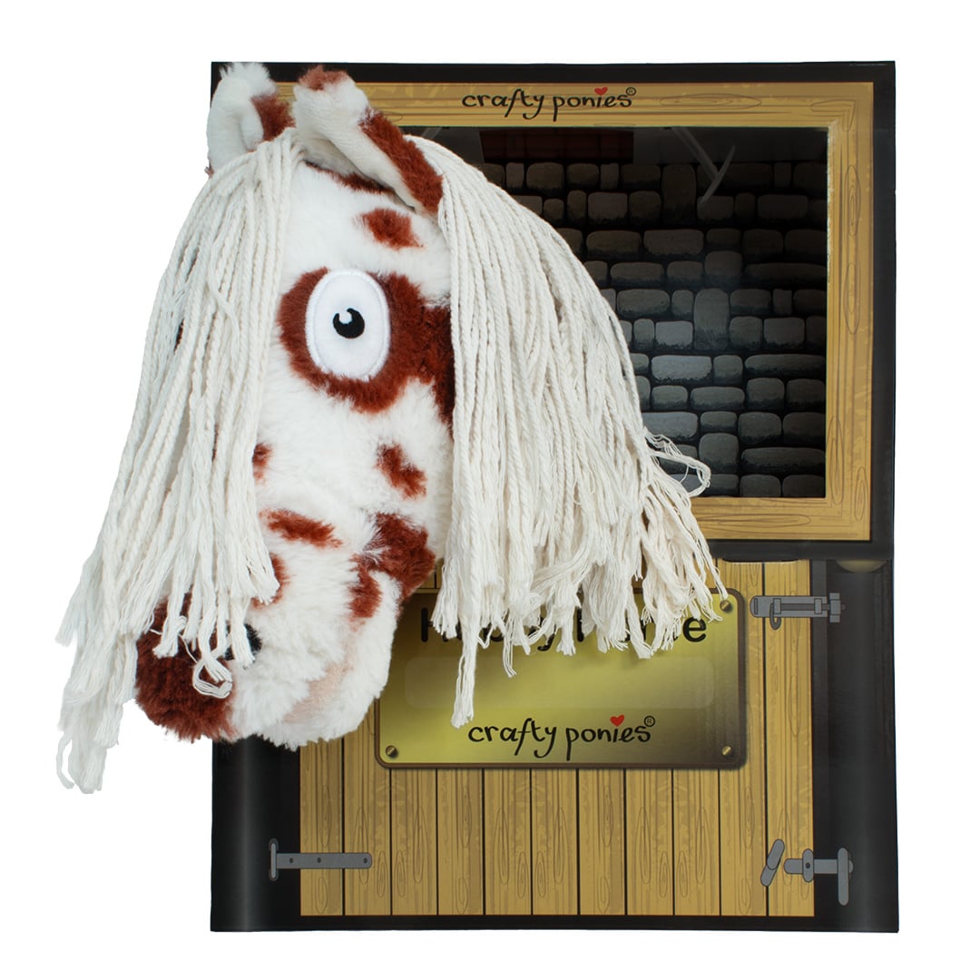stokpaard bont bruin wit met hoofdstel voor hobby horsing met mooie staldoos
