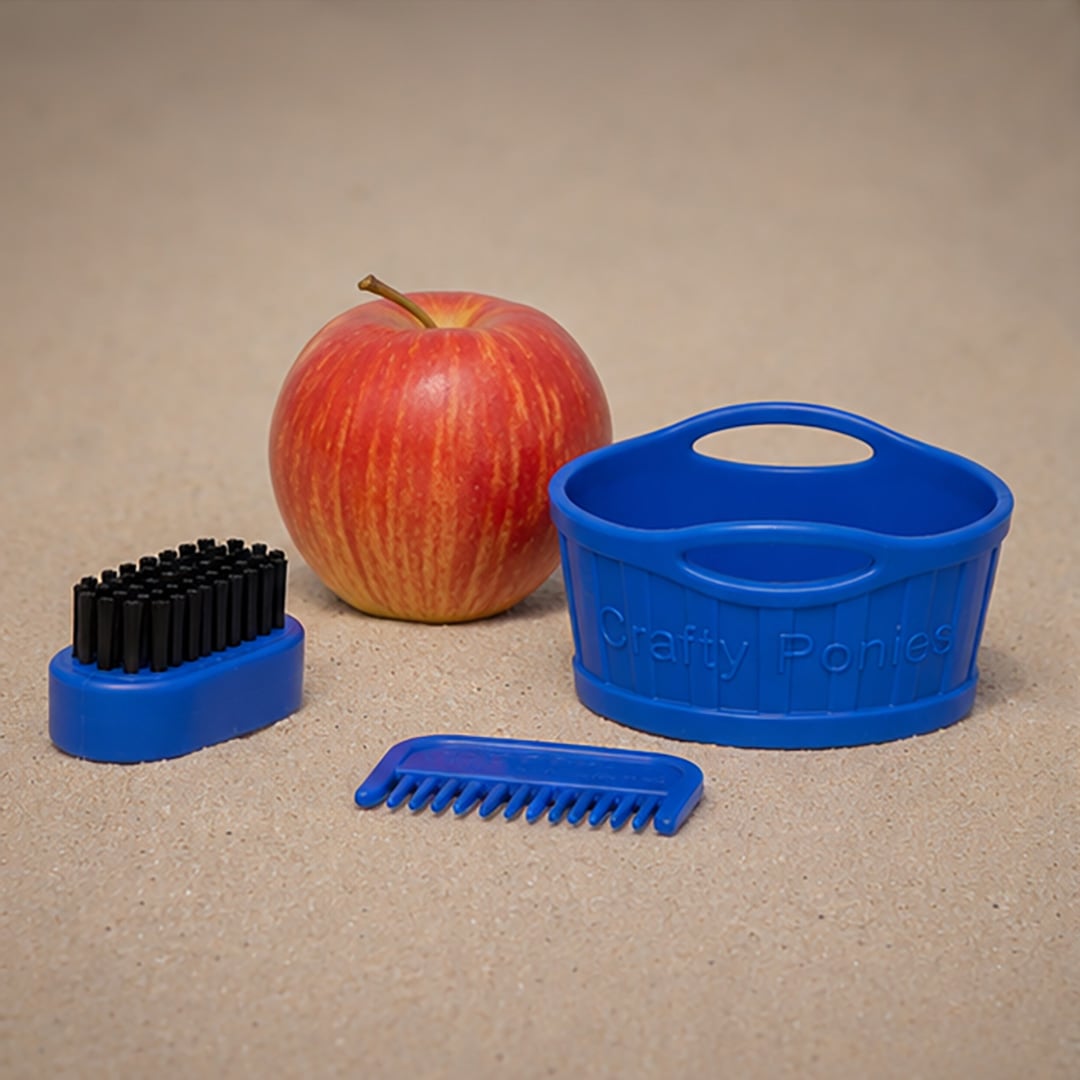 Crafty Ponies poetsset voor paardenknuffel met blauwe poetsbak, borstel en manenkam