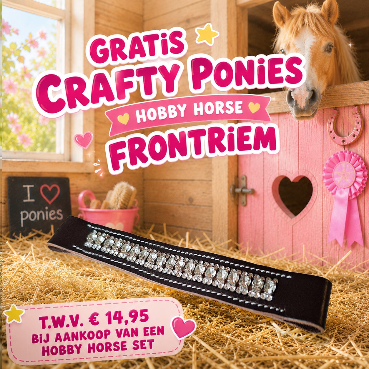 Gratis Crafty Ponies Hobby Horse frontriem met glinsterende steentjes bij aankoop van een hobby horse set, afgebeeld in een houten paardenstal met pony en roze decoratie.