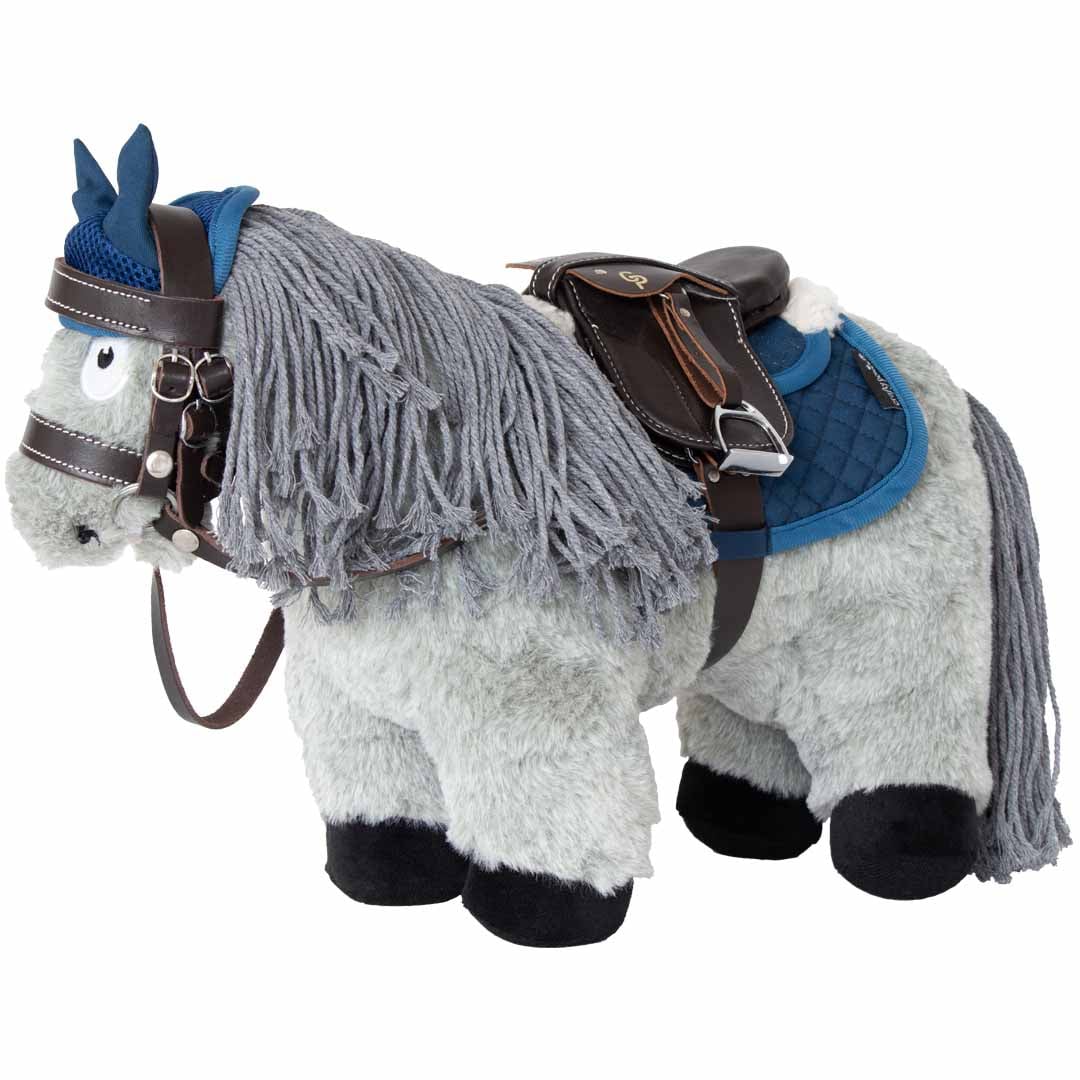 Detail blauwe set – matchy zadeldek en oornetje op pluche pony.