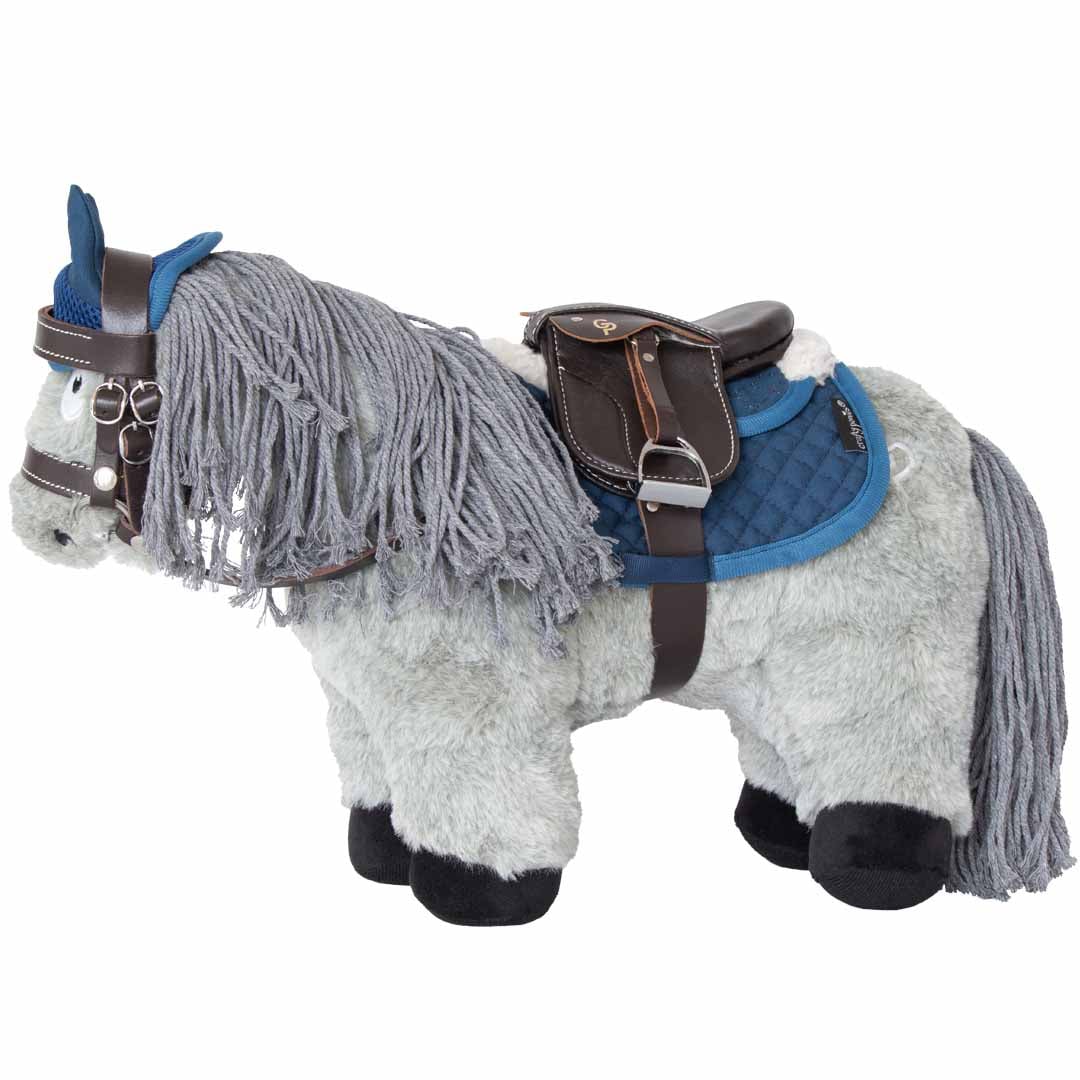 Detail blauwe set – matchy zadeldek en oornetje op pluche pony.